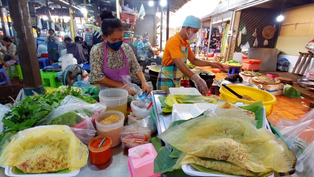 Phnom Penh: Morning Foodie & Market Tour by Vespa | ®ExcursionMania