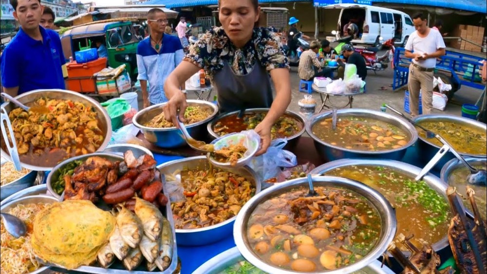 Phnom Penh: Morning Foodie & Market Tour by Vespa | ®ExcursionMania