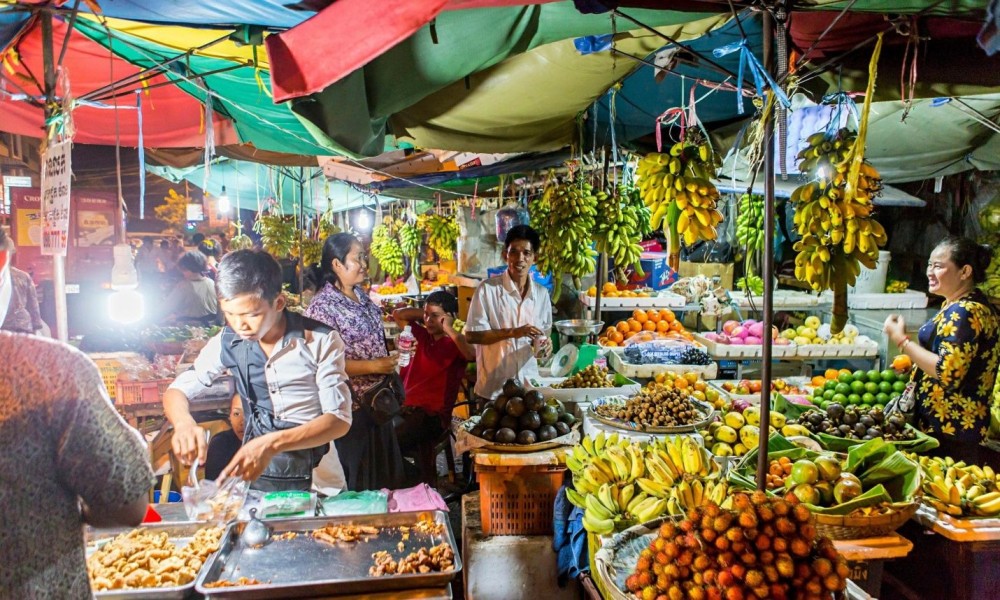 Phnom Penh: Morning Foodie & Market Tour by Vespa | ®ExcursionMania
