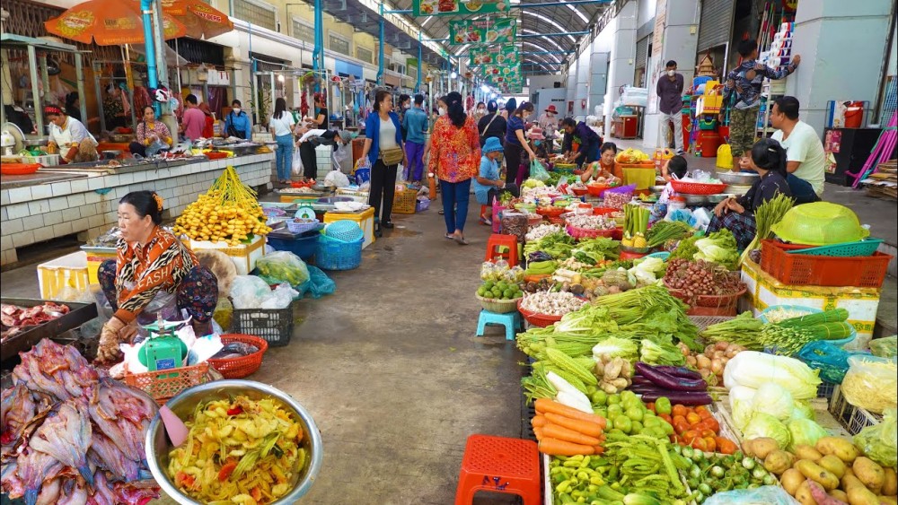 Phnom Penh: Morning Foodie & Market Tour by Vespa | ®ExcursionMania