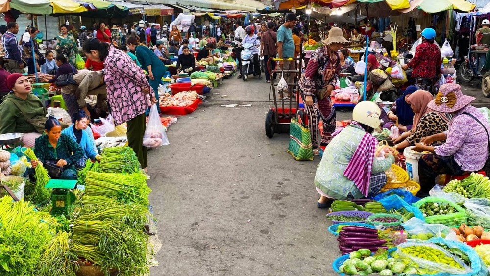 Phnom Penh: Morning Foodie & Market Tour by Vespa | ®ExcursionMania