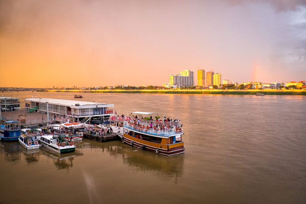 Phnom Penh Vespa City Tour  River Cruise with drinks | ®ExcursionMania