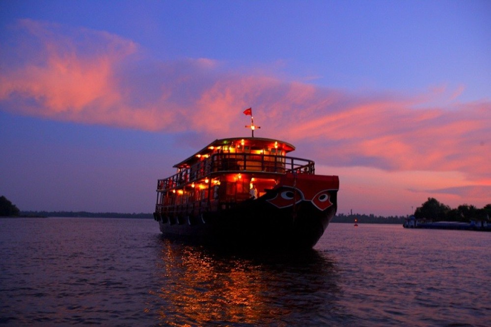 Phnom Penh Vespa City Tour  River Cruise with drinks | ®ExcursionMania