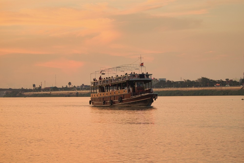 Phnom Penh Vespa City Tour  River Cruise with drinks | ®ExcursionMania