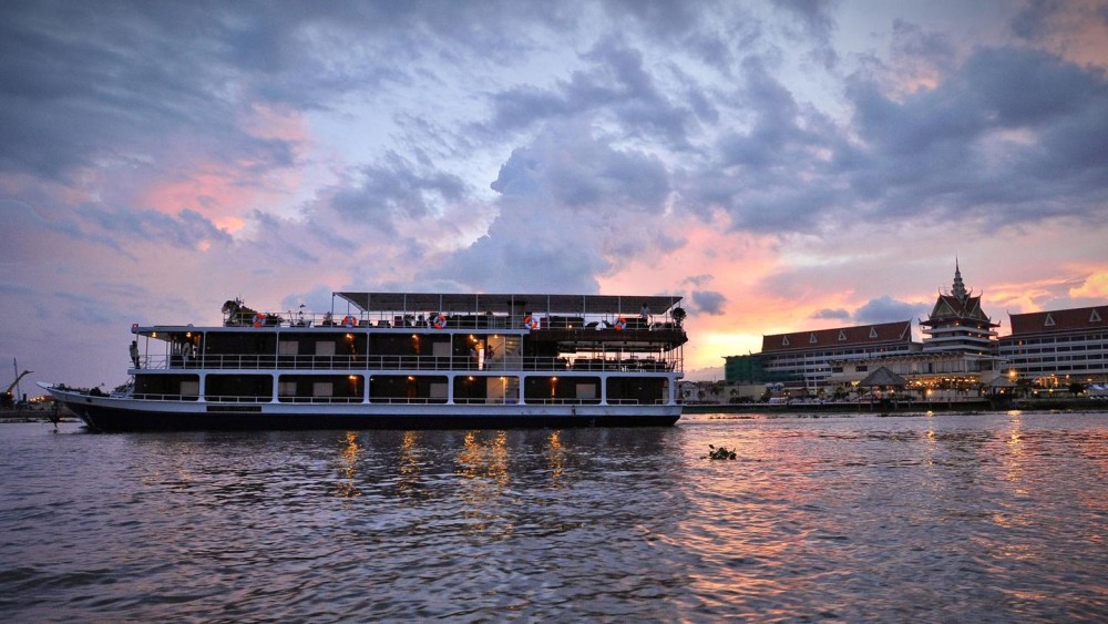 Phnom Penh Vespa City Tour  River Cruise with drinks | ®ExcursionMania