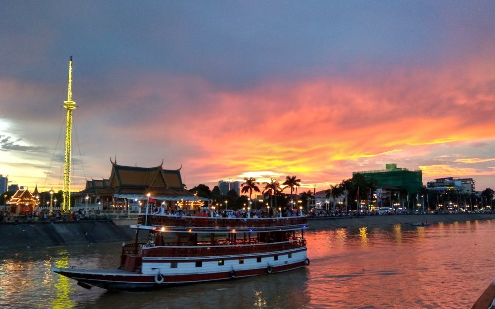 Phnom Penh Vespa City Tour  River Cruise with drinks | ®ExcursionMania