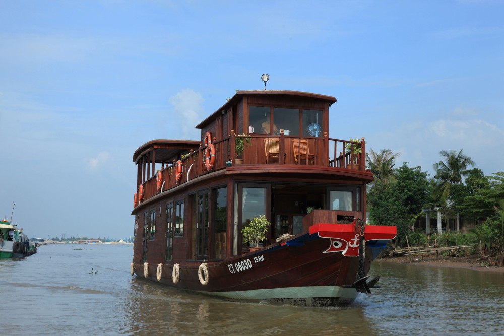 Phnom Penh Vespa City Tour  River Cruise with drinks | ®ExcursionMania