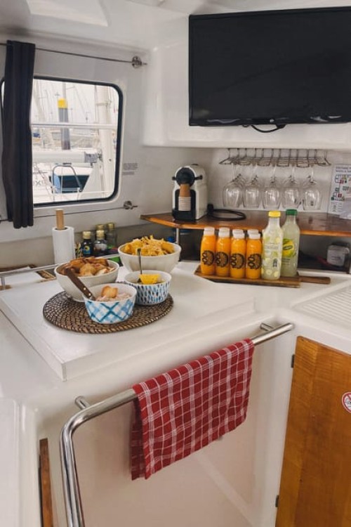 Lisbon: Brunch on Board a Beautifull Catamaran Private | ®ExcursionMania
