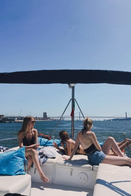 Lisbon: Brunch on Board a Beautifull Catamaran Private | ®ExcursionMania