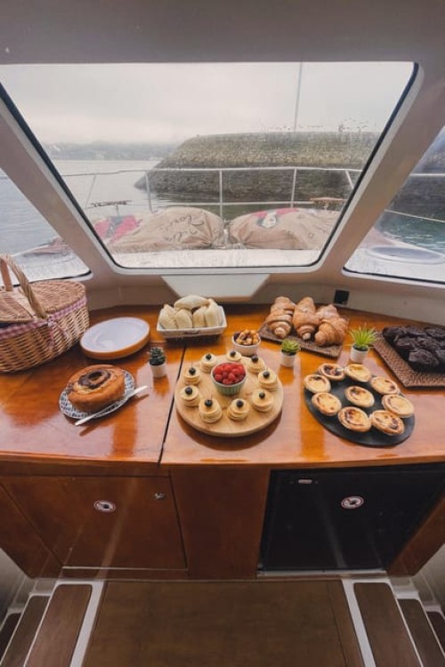 Lisbon: Brunch on Board a Beautifull Catamaran Private | ®ExcursionMania