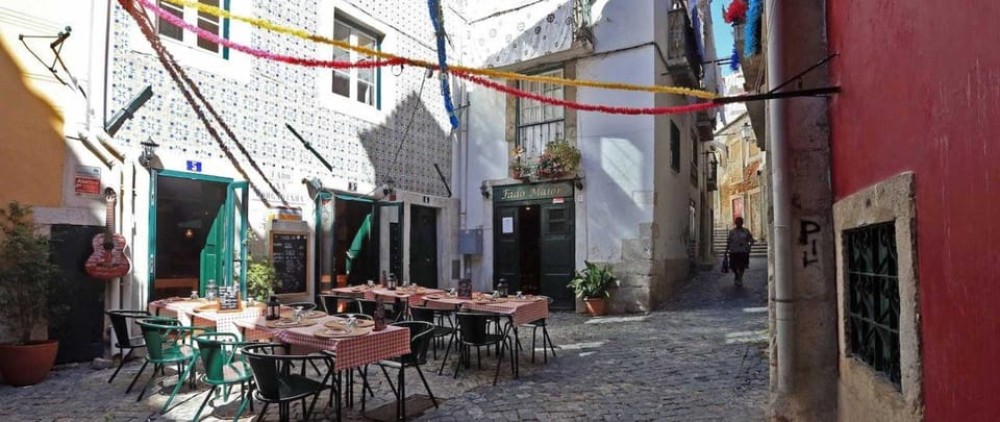 Lisbon: Vintage vehicle replica Private Tour | ®ExcursionMania
