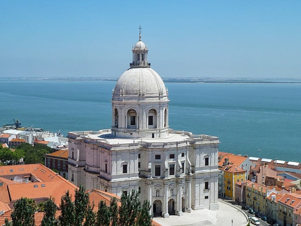 Lisbon: Vintage vehicle replica Private Tour | ®ExcursionMania