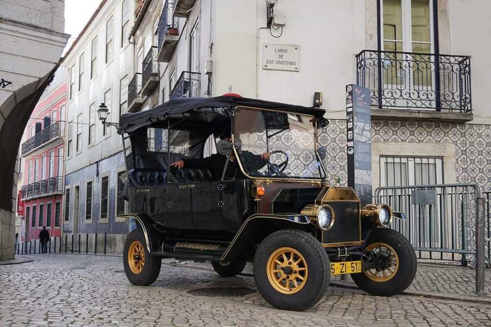 Lisbon: Vintage vehicle replica Romantic Private Tour | ®ExcursionMania