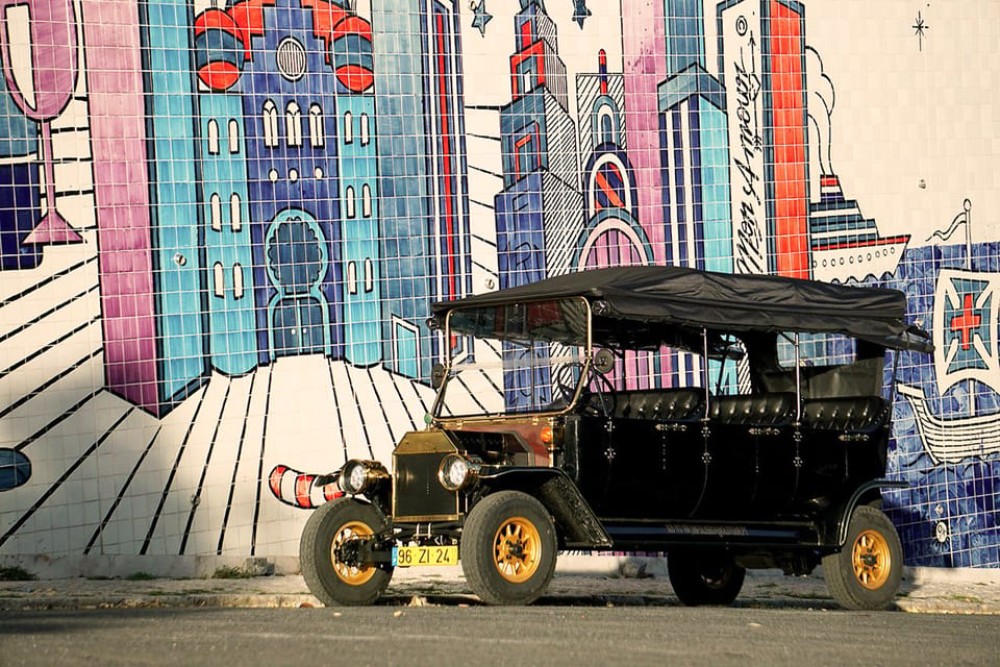 Lisbon: Vintage vehicle replica Romantic Private Tour | ®ExcursionMania