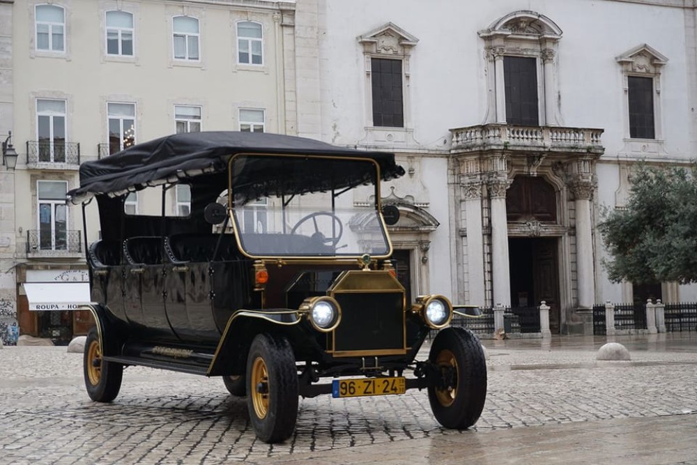 Lisbon: Vintage vehicle replica Romantic Private Tour | ®ExcursionMania
