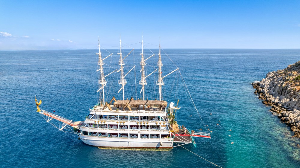 Alanya Harem Maldives Boat Tour with Alcoholic Beverages | ®ExcursionMania