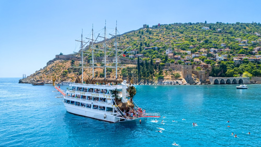 Alanya: Alanya Harem Maldives Boat Tour with Alcoholic Beverages | ®ExcursionMania