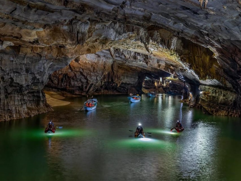 Phong Nha/Dong Hoi: Phong Nha Cave and Paradise Cave Tour | ®ExcursionMania