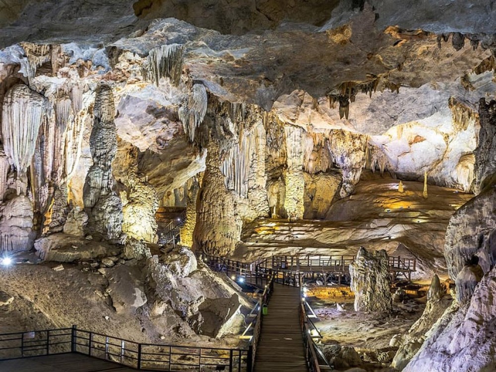 Phong Nha/Dong Hoi: Phong Nha Cave and Paradise Cave Tour | ®ExcursionMania