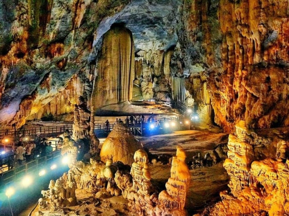 Phong Nha/Dong Hoi: Phong Nha Cave and Paradise Cave Tour | ®ExcursionMania
