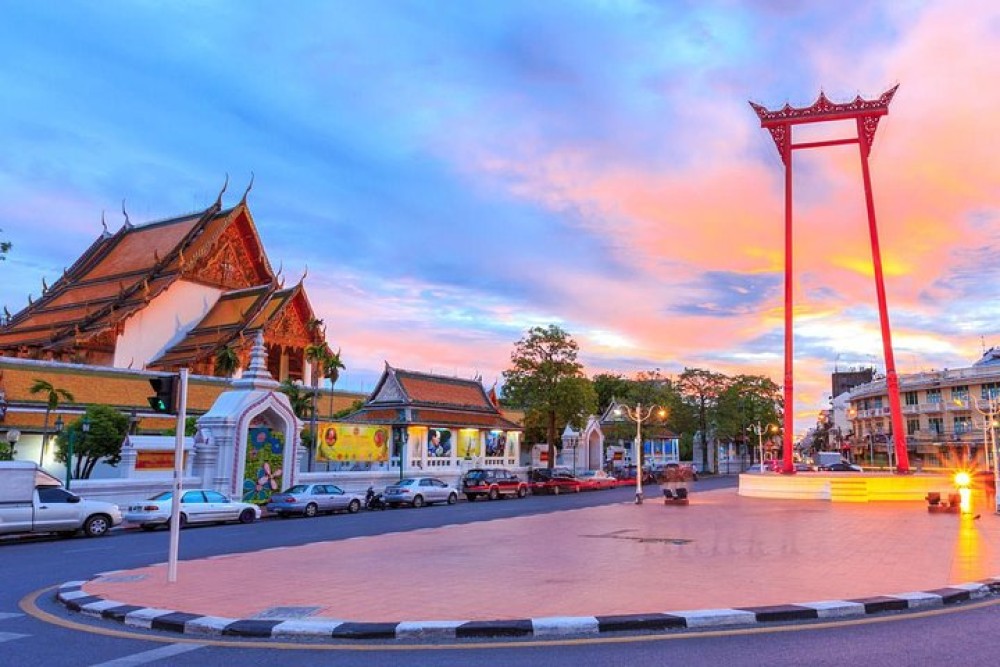 Bangkok Night Lights: Famous Landmarks by Tuk Tuk | ®ExcursionMania