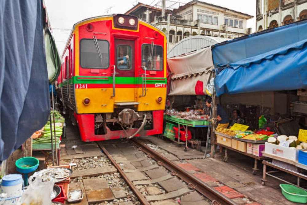Maeklong Railway Market & Damnoensaduak Floating Market Tour SHA Plus | ®ExcursionMania