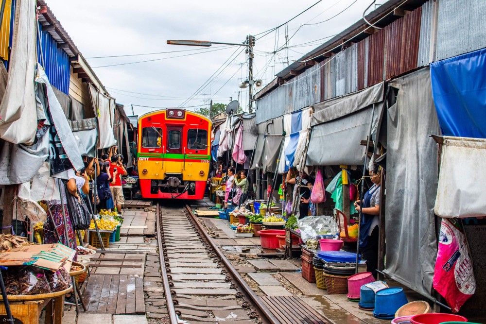 Maeklong Railway Market & Damnoensaduak Floating Market Tour SHA Plus | ®ExcursionMania