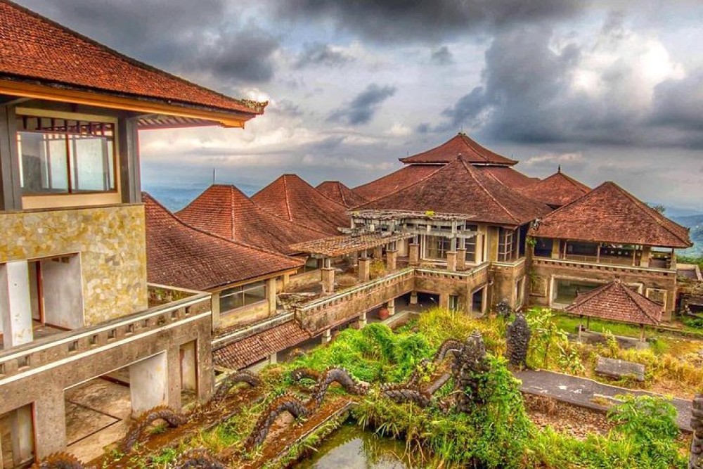 Bali Ghost Tour: The Biggest Abandoned Hotel in Bali | ®ExcursionMania