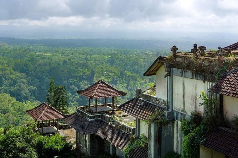 Bali Ghost Tour: The Biggest Abandoned Hotel in Bali | ®ExcursionMania