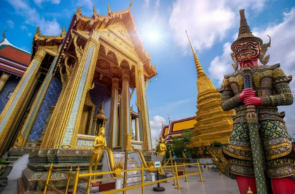 Bangkoks Best Temple Emerald Buddha with Royal Grand Palace Tour | ®ExcursionMania