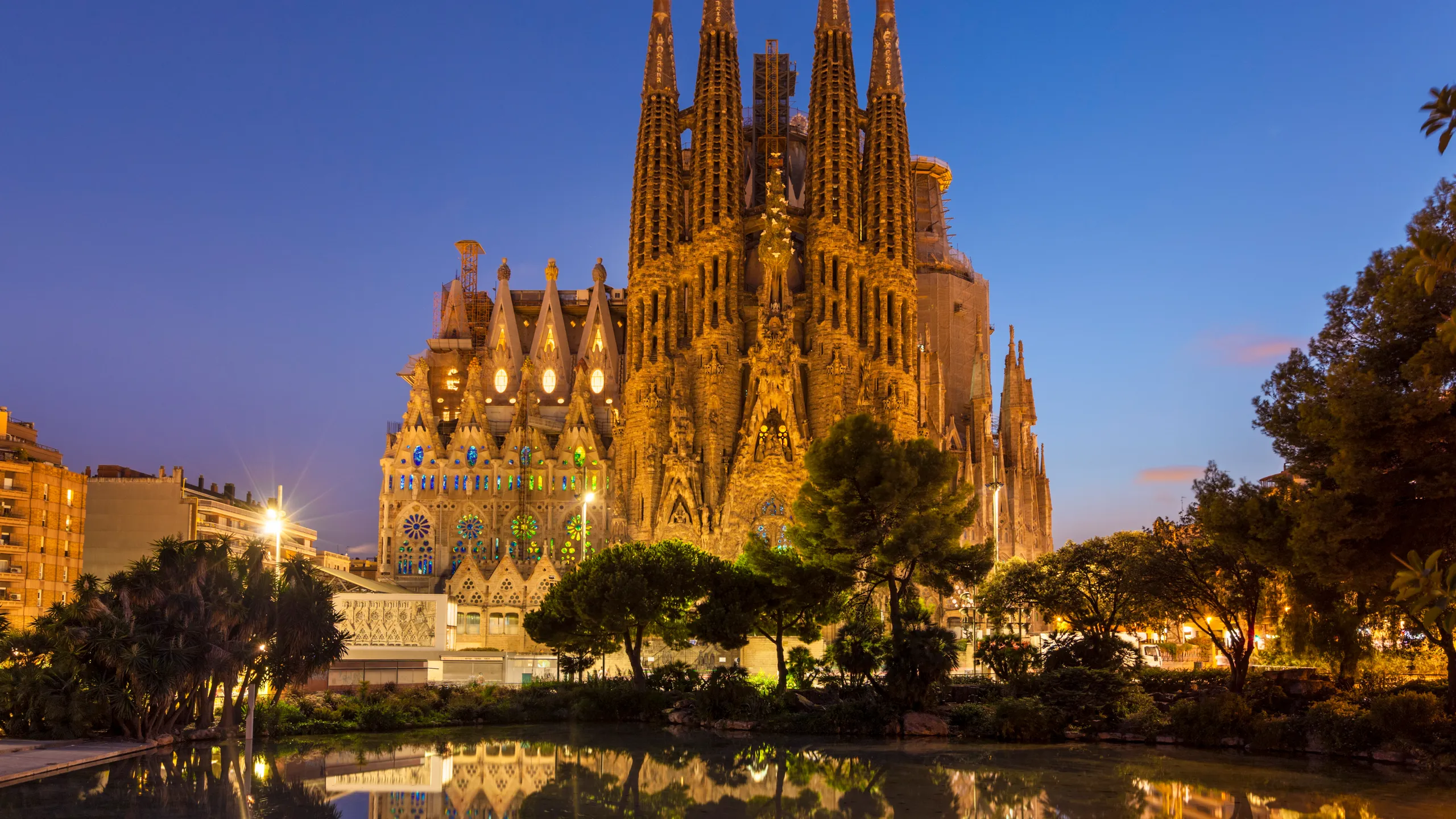 Barcelona: Sagrada Familia Skip-the-Line Entry Ticket & Tour | ®ExcursionMania