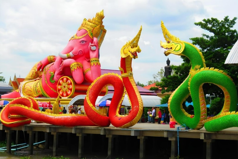 Chachoengsao One Day Trip from Bangkok : Historic Market and Buddhist | ®ExcursionMania