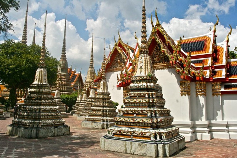 Bangkok Tour By Selfie Expert : LittleIndia, WatTraimit, WatPho | ®ExcursionMania