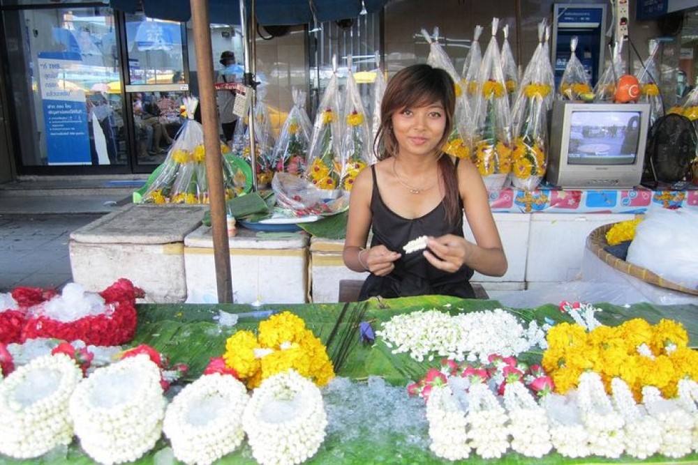 Bangkok Tour By Selfie Expert : LittleIndia, WatTraimit, WatPho | ®ExcursionMania