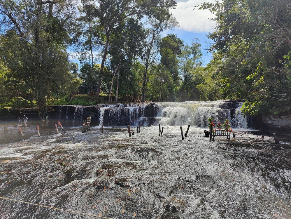 Kulen Waterfall & 1000 Lingas Join-in Tour with local snacks | ®ExcursionMania