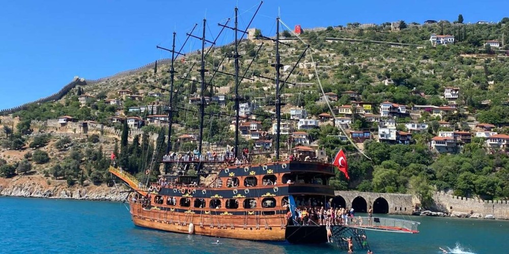 Alanya: Alanya: Best Pirate Boat Trip with Lunch, Drinks and Pickup Option | ®ExcursionMania