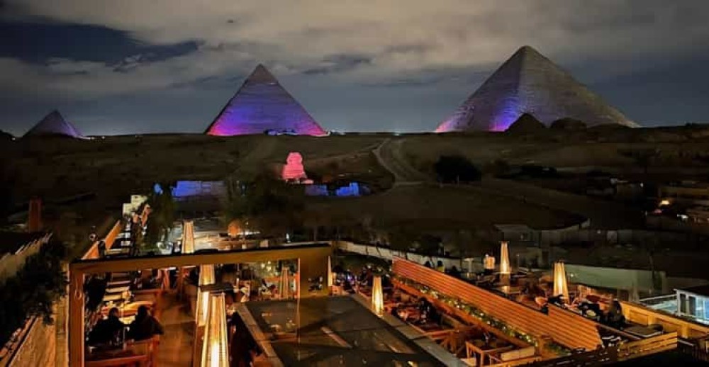 Cairo: Dinner at The Great Pyramid Inn with Hotel Transfers | ®ExcursionMania