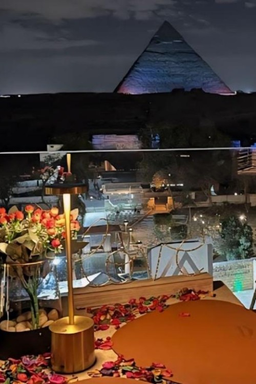 Cairo: Dinner at The Great Pyramid Inn with Hotel Transfers | ®ExcursionMania