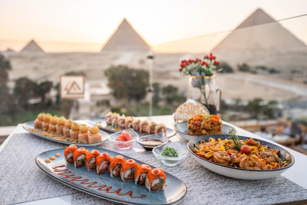 Cairo: Dinner at The Great Pyramid Inn with Hotel Transfers | ®ExcursionMania