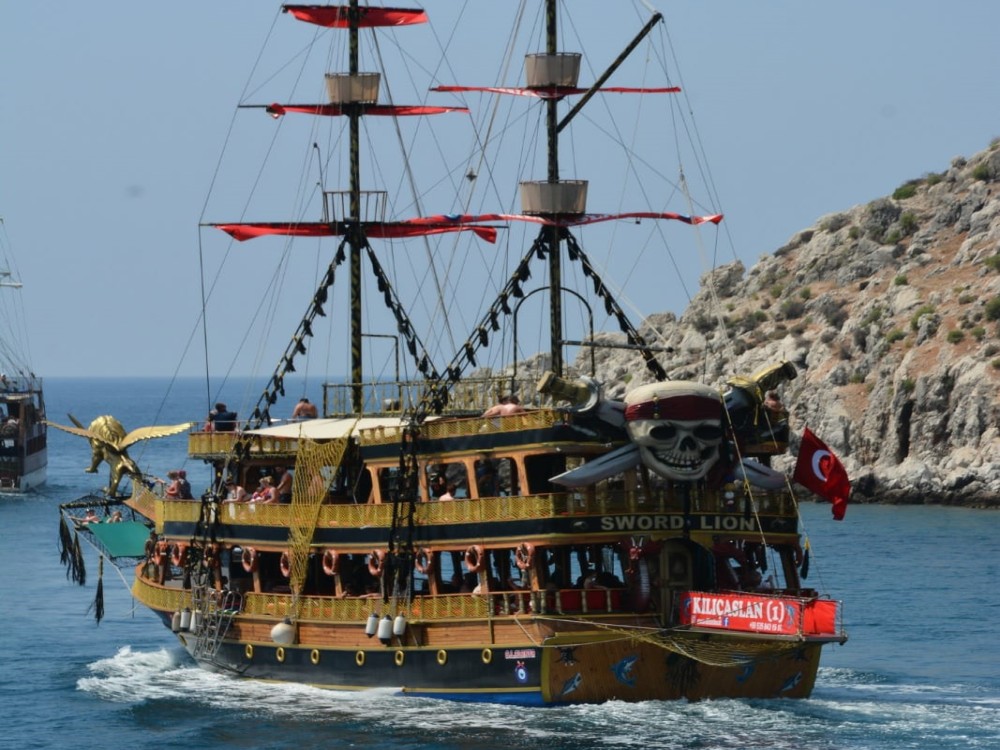Alanya: Alanya Pirate Boat Trip: Fun Food and Fantastical Views | ®ExcursionMania