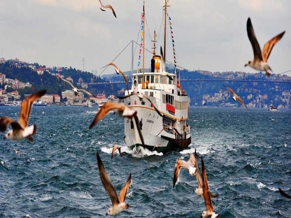 Istanbul: Bosphorus Cruise & Spice Bazaar / A Journey Through Time | ®ExcursionMania