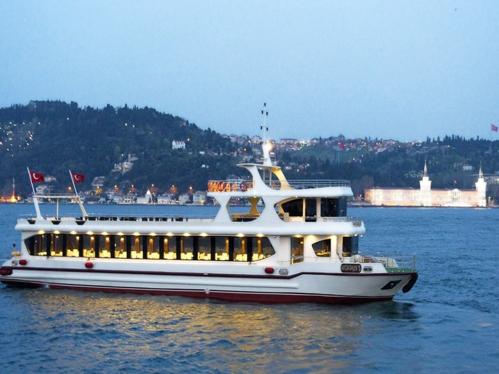 Istanbul: Istanbul: Bosphorus Cruise & Spice Bazaar / A Journey Through Time | ®ExcursionMania