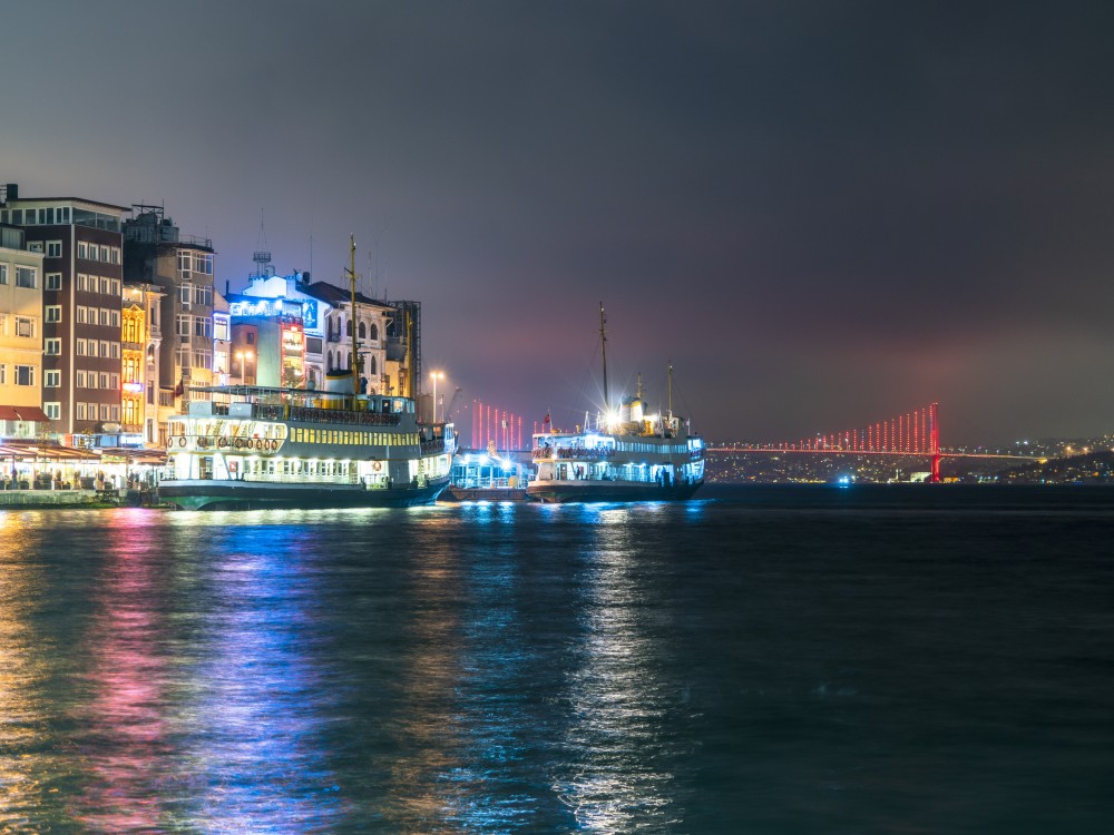 Istanbul: Bosphorus Dinner & Entertainment Cruise | ®ExcursionMania