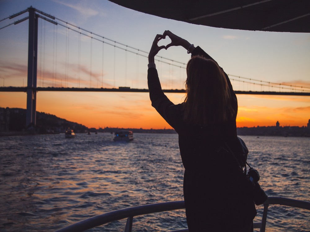 Istanbul: Bosphorus Dinner & Entertainment Cruise | ®ExcursionMania