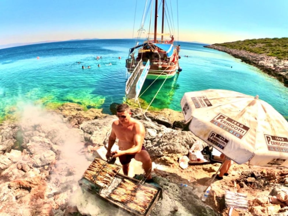 Cesme: Small Group Boat Tour with Open Buffet Lunch | ®ExcursionMania