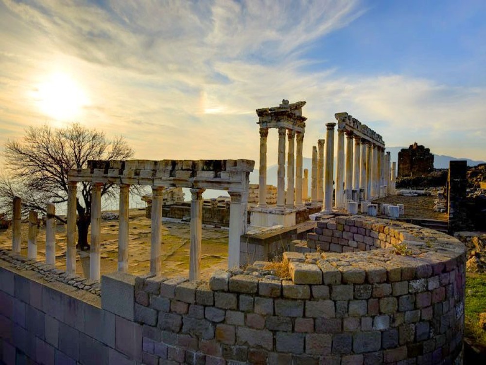 Kusadasi: Pergamon & Asklepion Day Tour | ®ExcursionMania