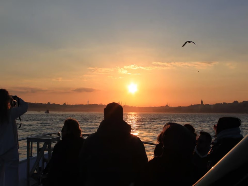 Istanbul: Bosphorus Sunset Cruise Experience with Live Guide | ®ExcursionMania