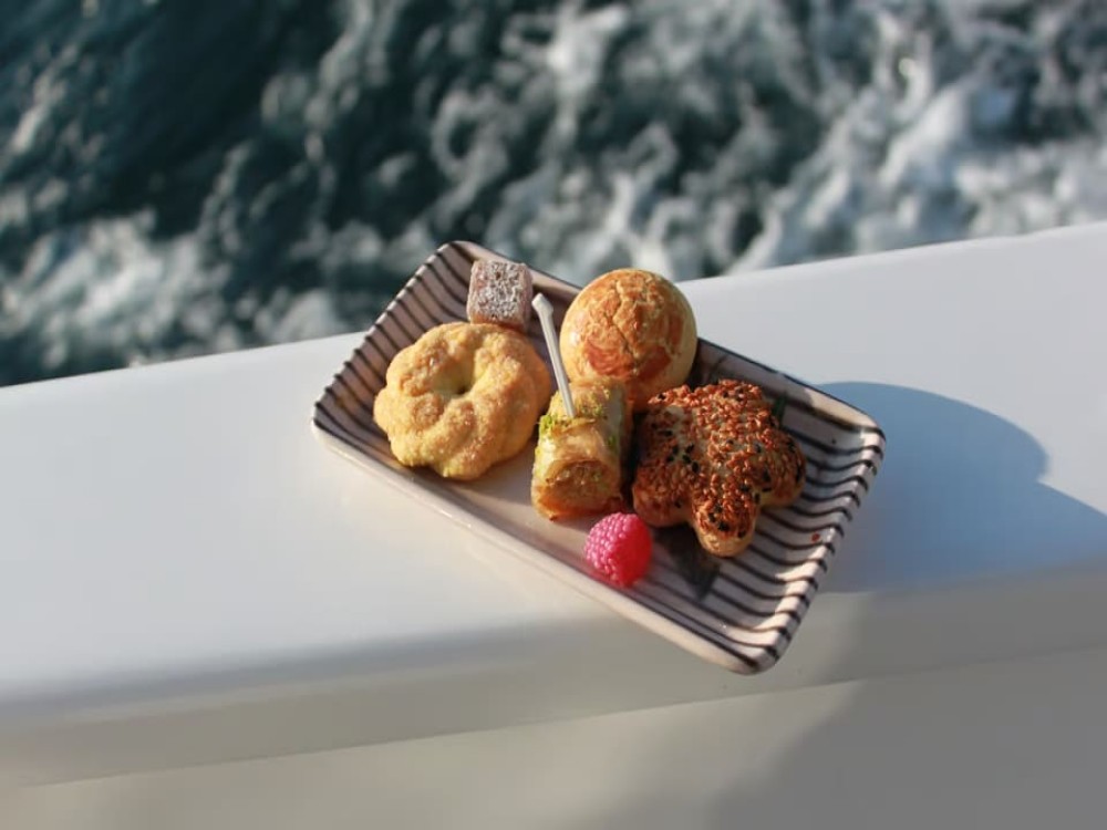 Istanbul: Bosphorus Sunset Yacht Cruise with Transfers | ®ExcursionMania