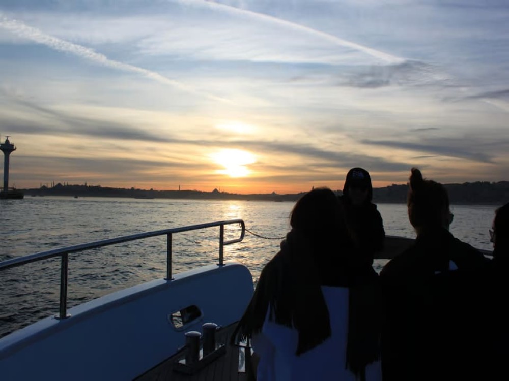 Istanbul: Bosphorus Sunset Yacht Cruise with Transfers | ®ExcursionMania