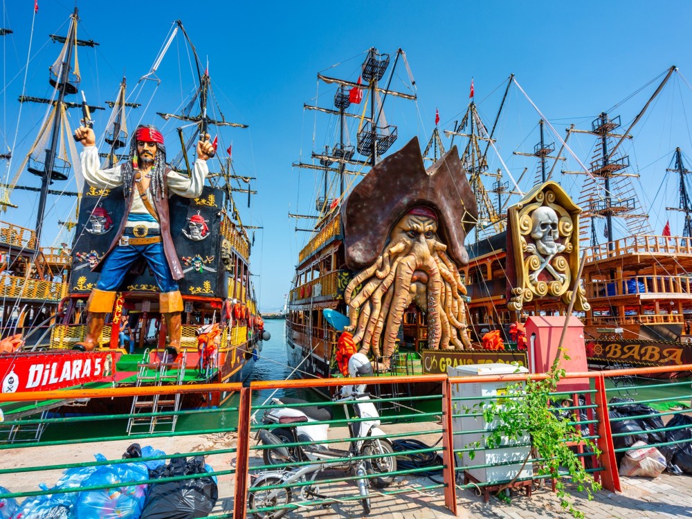 Alanya: Pirate Boat Trip with Lunch, Drinks and Pickup Option | ®ExcursionMania